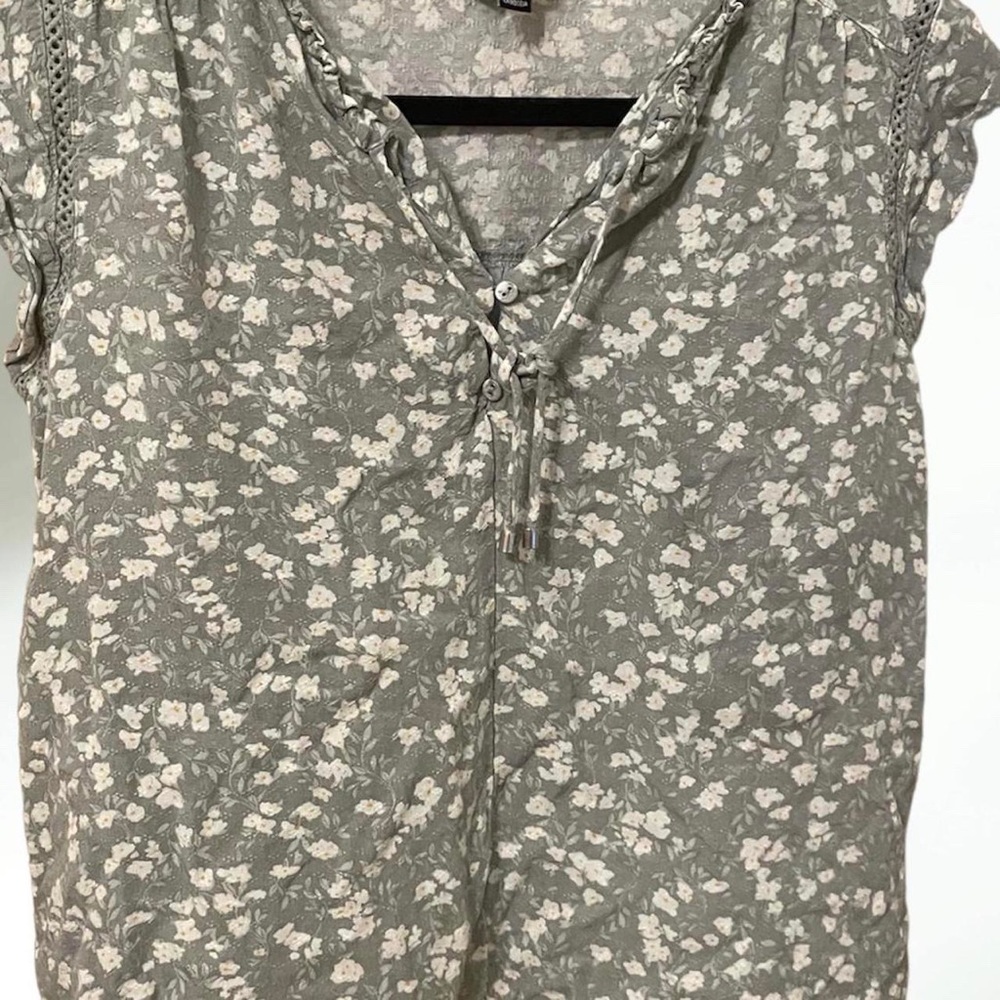 Pale Green V neck floral print short sleeve from buffalo David bittons